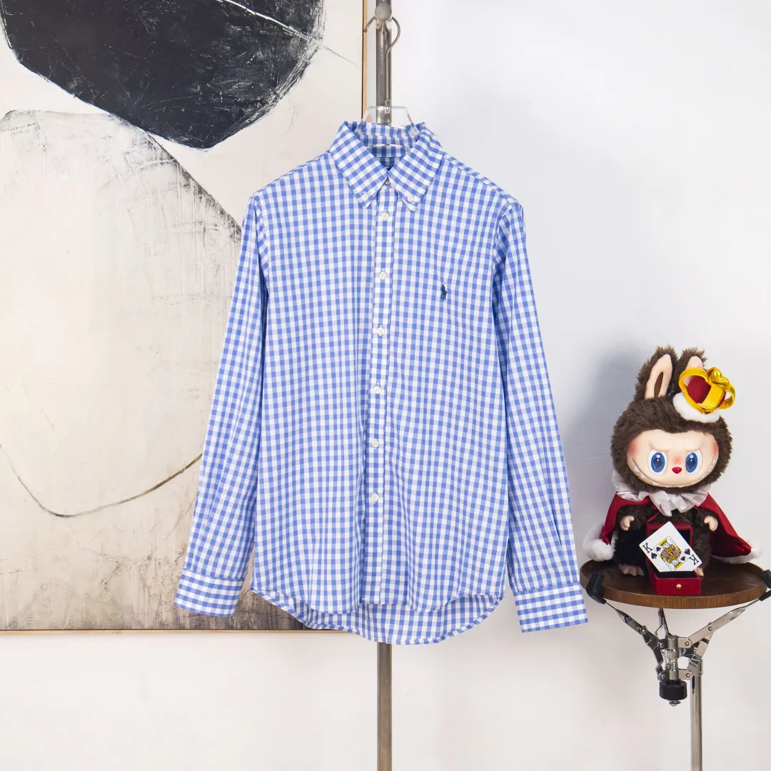 P280 zp version [exclusive supply] - Ralph Lauren/Ralph Lauren 2025SS four-season commuting style poplin cotton casual color 0.8 check blue label long-sleeved shirt - 100% restoration of workmanship. The entire garment is embedded with seams and clear edges. The upper back seams are reorganized for a better fit. ✅ - 100% cotton poplin cotton. Smooth to the touch. Pre-wash treatment. The yarn is tighter. ✅ - Custom dyed original pearlescent white buttons. Size divisions. ✅ - There is a special shaped chiffon foil inside the collar door tube. It is not easy to deform and pull. ✅ - RL refreshing plaid shirt. Compared with the simplicity of the solid color shirt, it is more naughty and colorful. It can be salty or sweet. Daily travel and travel. The production rate is very high. Color: light blue Size: S M L XL Number: WW10724